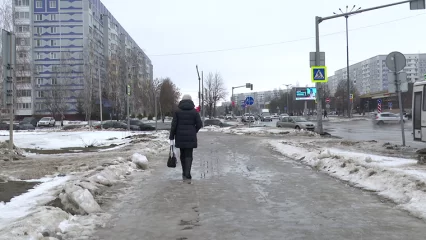 Из-за перепада температур на улицах Нижнекамска образовался сильный гололед