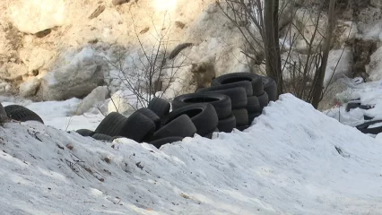 В Нижнекамске у Майдана образовалась свалка покрышек – горожанам объяснили причину их появления