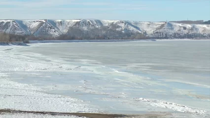 На Нижнекамском водохранилище круглосуточно дежурят спасатели из-за образования промоин