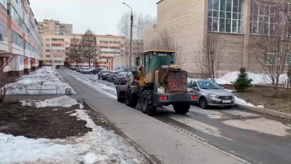 Коммунальные службы отреагировали на 20-сантиметровую колею в одном из дворов Нижнекамска