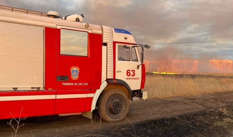 В Нижнекамске на поле загорелась сухая трава