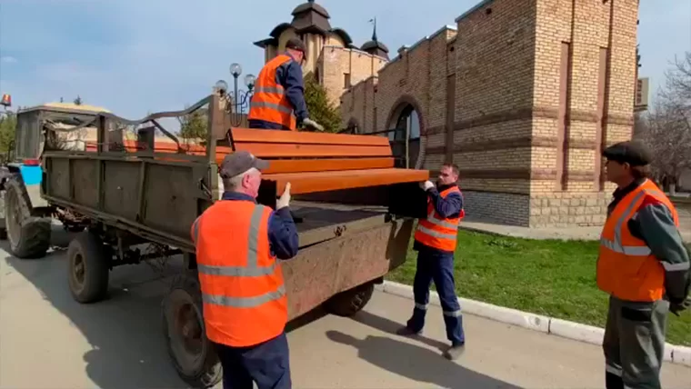 В Нижнекамске появится 58 новых скамеек с урнами