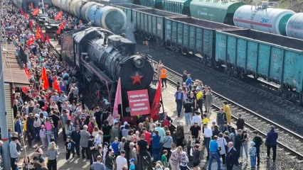 В Татарстан прибыл «Паровоз Победы», первыми его встретили жители Бугульмы