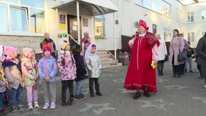 Подвижные игры, танцы и угощения: в нижнекамском детском саду прошел традиционный праздник весны