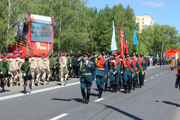 Ветераны остаются в строю - фоторепортаж с Дня Победы в Нижнекамске 9 мая 2023 года