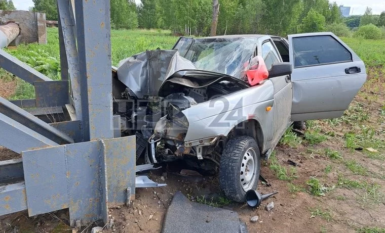 В Нижнекамске легковушка вылетела с дороги и врезалась в эстакаду — пассажир в коме