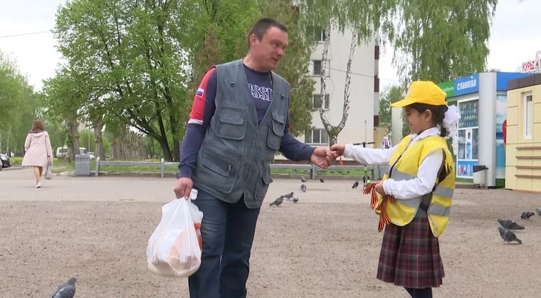 Нижнекамские школьники раздавали георгиевские ленточки в преддверии Дня Победы