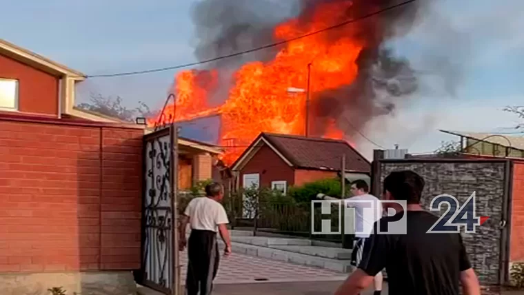 В дачном массиве под Нижнекамском горит дом