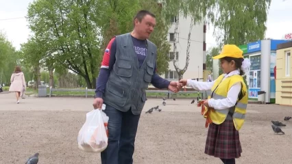 Нижнекамские школьники раздавали георгиевские ленточки в преддверии Дня Победы