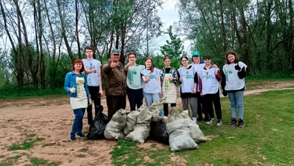 Нижнекамские школьники убрали береговую линию озера Каракуль