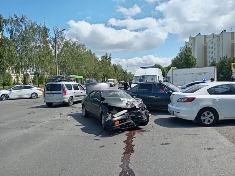 В Нижнекамске молодой водитель устроил ДТП, пострадала его пассажирка