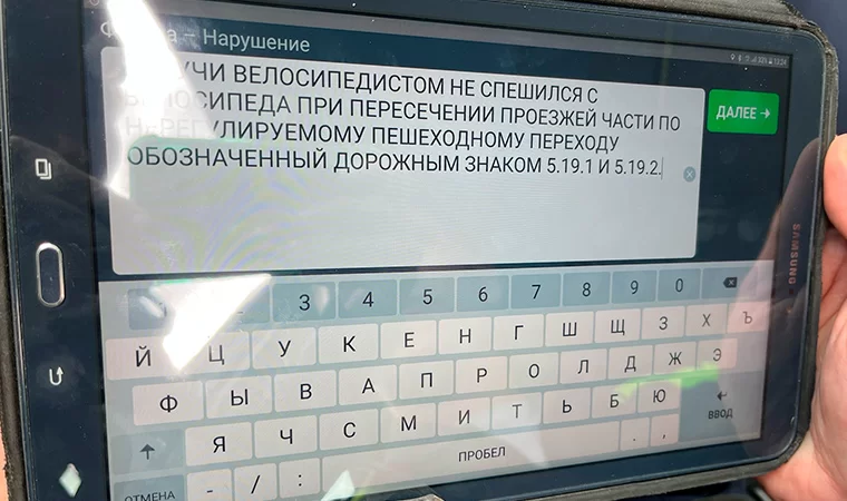 В Нижнекамске автоинспекторы останавливают самокатчиков и проводят с ними беседы