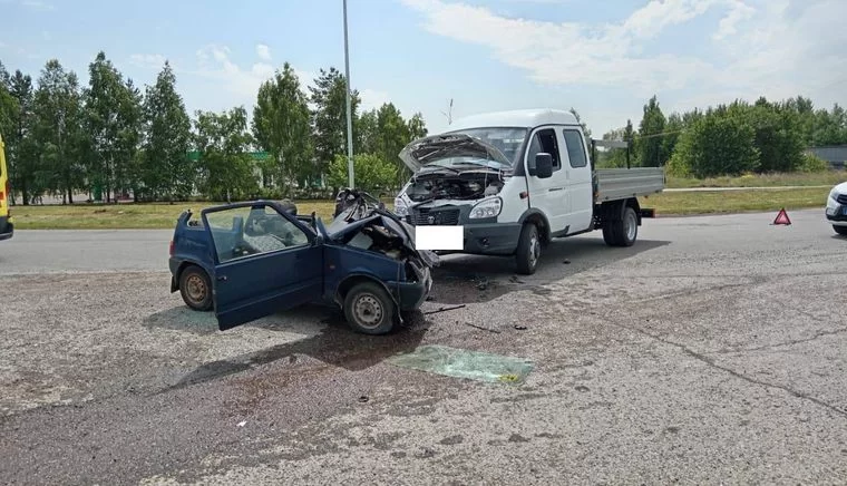 В Нижнекамском районе «ГАЗель» в ДТП снесла крышу «Оке», есть пострадавшие