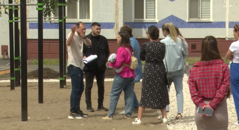 В Нижнекамске жильцы дома недовольны новой детской площадкой, она в разы меньше прежней