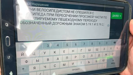 В Нижнекамске автоинспекторы останавливают самокатчиков и проводят с ними беседы