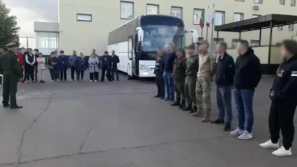 Из Нижнекамска на военную службу отправились еще девять контрактников и два призывника