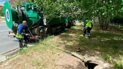 В Нижнекамске выполняются работы по очистке ливневок