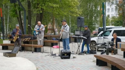 В Нижнекамске группа «Старки» устроила парковый концерт с ретро-хитами