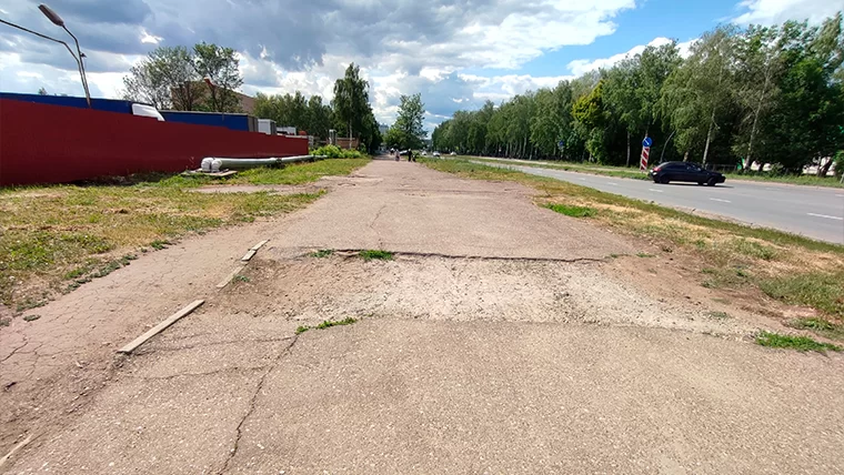 Нижнекамцам пообещали рассмотреть вопрос ремонта тротуара вдоль детской поликлиники № 2