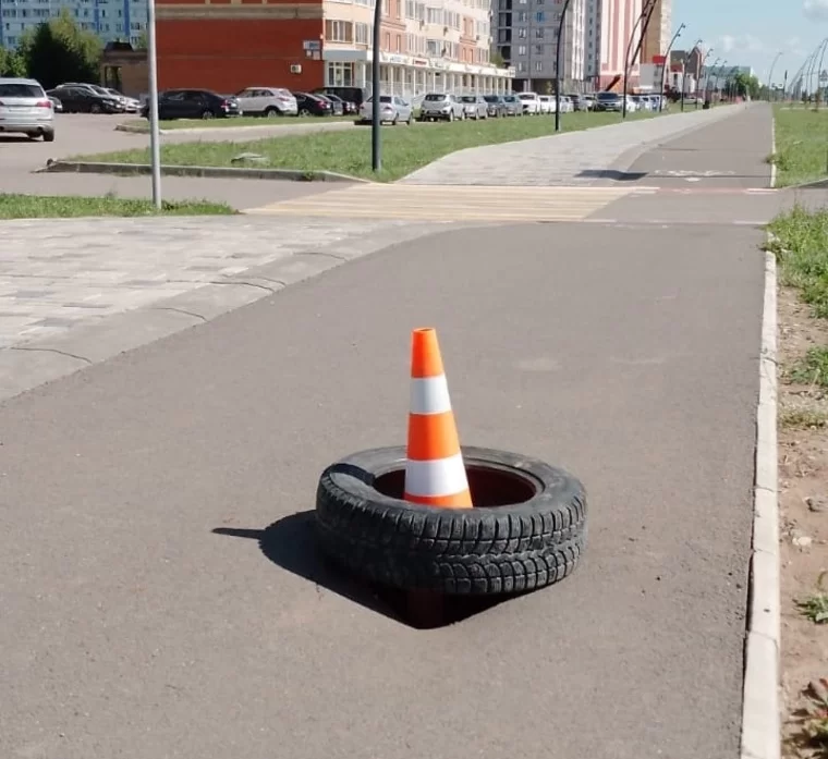 Провал на велодорожке по пр. Шинников в Нижнекамске закрыли конусом, чтобы обезопасить велосипедистов и пешеходов