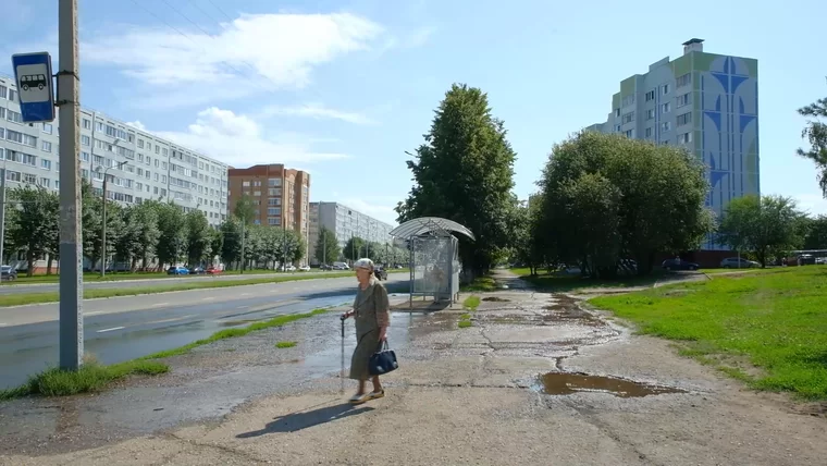 В Нижнекамске из-за порыва на сетях водоснабжения вода разлилась на сотни метров