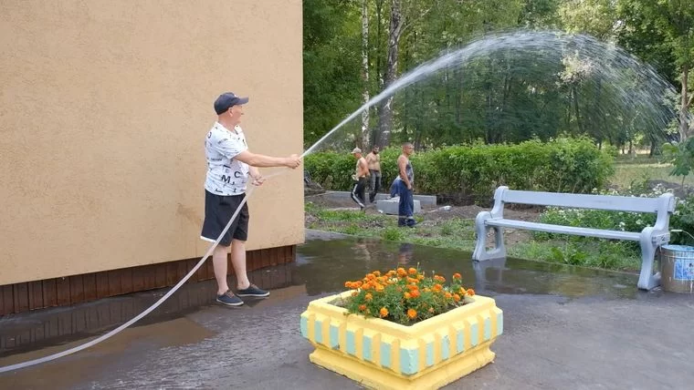 В Нижнекамске нашли образцовый дом, жильцы которого сами разводят и поливают цветники