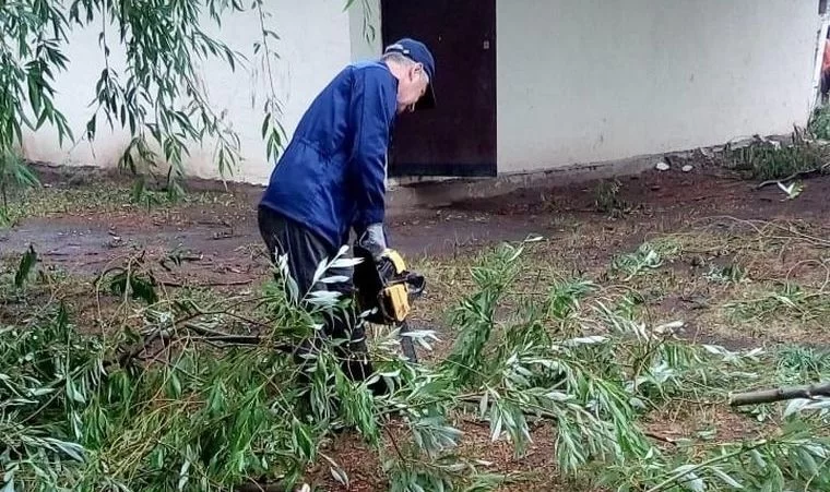 В Нижнекамске второй день устраняют последствия шквалистого ветра