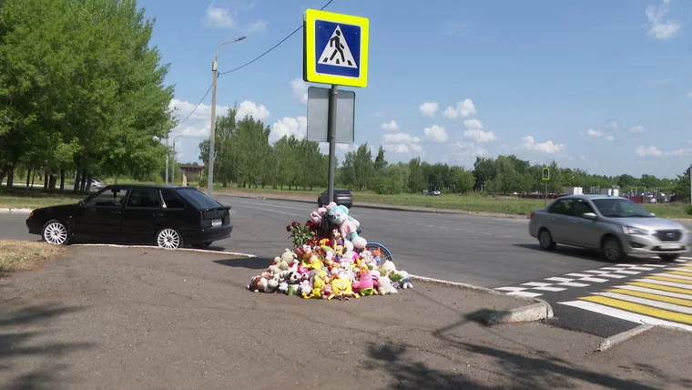 Нижнекамцы организовали мемориал после смертельного ДТП с девочкой