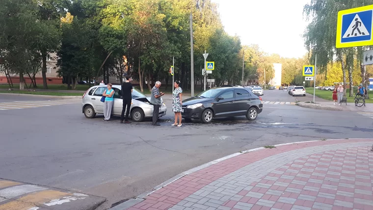 В Нижнекамске столкновение двух машин на перекрестке попало на видео