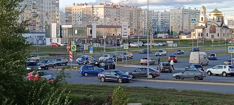 В Нижнекамске кроссовер оказался на боку после столкновения с легковушкой