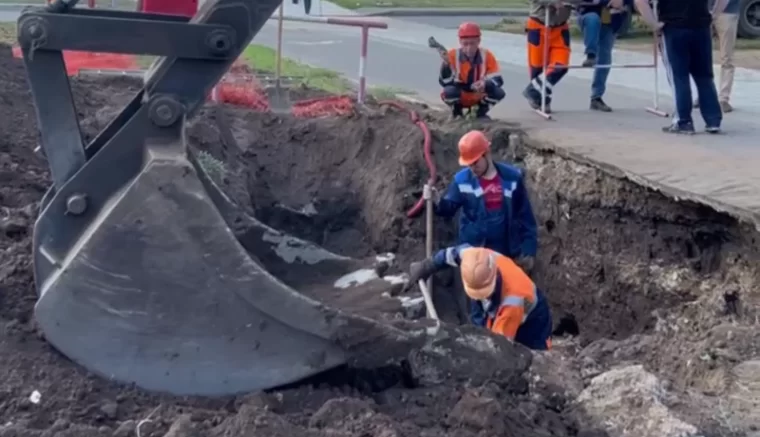 Нижнекамцам показали, как оперативно устраняют порыв на трубопроводе в городе