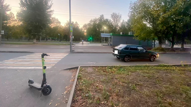 В Нижнекамске автомобиль сбил самокат с двумя детьми