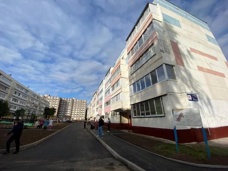 Жители дома в Нижнекамске, где произошёл взрыв, устроили чаепитие для строителей