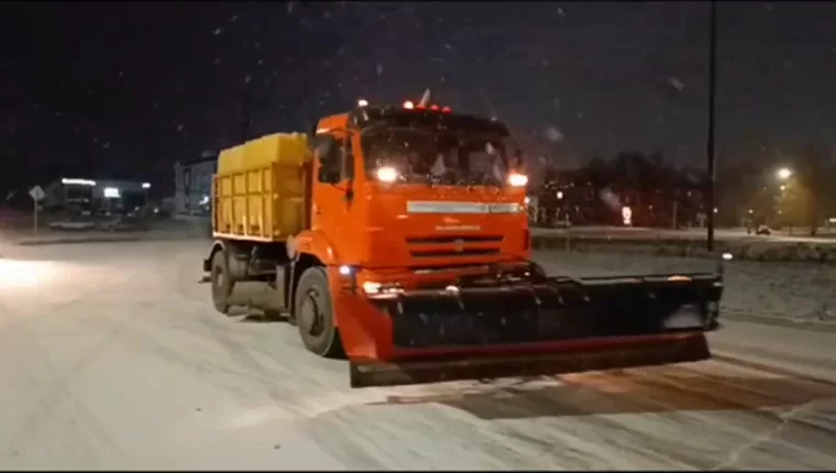 На улицы Нижнекамска вышла снегоуборочная техника