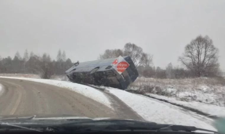 Под Елабугой вылетел в кювет автобус