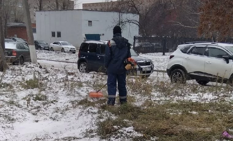 В Нижнекамске в конце октября заметили рабочих с косилками