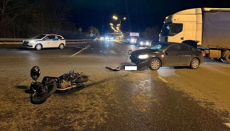 В Нижнекамске на Соболековской автодороге иномарка въехала в мотоциклиста