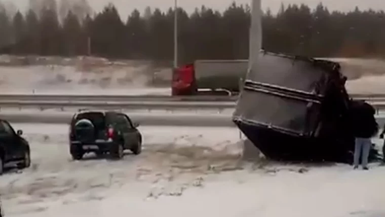 Перевёрнутый большегруз в Татарстане попал на видео