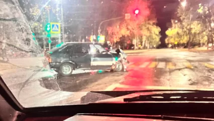 В Нижнекамске автомобильная авария возле парка Тукая попала на видео