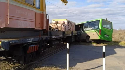 В Альметьевске автобус с пассажирами выехал на пути и врезался в тепловоз