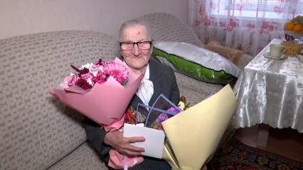 В Нижнекамске ветеран войны Анастасия Грызунова отметила 95-летний юбилей