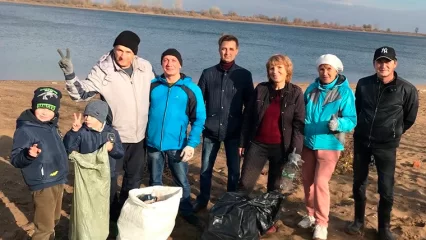 Нижнекамцы собрали 14 мешков мусора на диком пляже