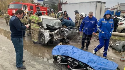 В промзоне Нижнекамска произошло серьезное ДТП, водителя зажало в салоне