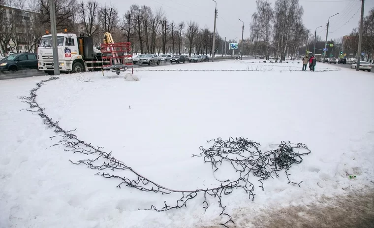 В Нижнекамске начали украшать улицы новогодними гирляндами