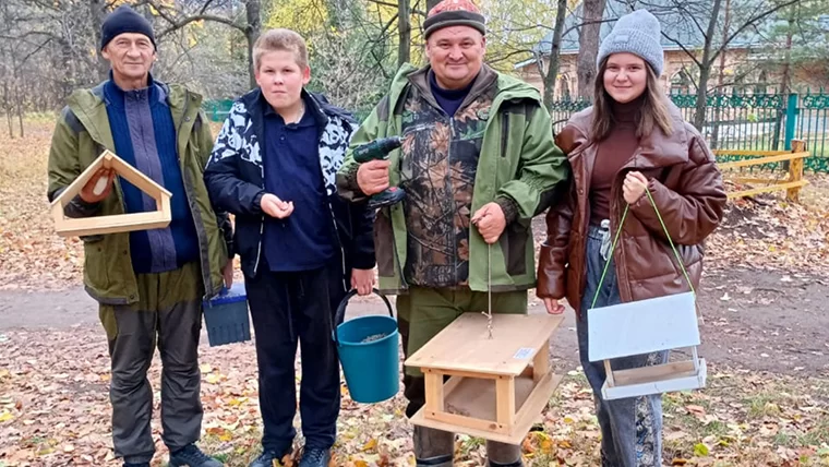 В Нижнекамске на деревьях установили домики для белок