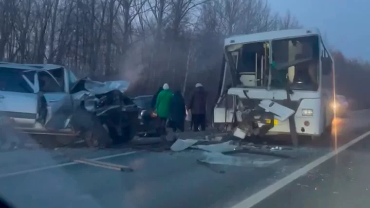 В Нижнекамском районе произошло жёсткое ДТП с автобусом и внедорожником