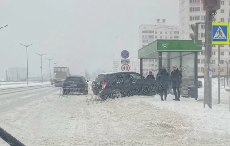 В Нижнекамске иномарка врезалась в остановку