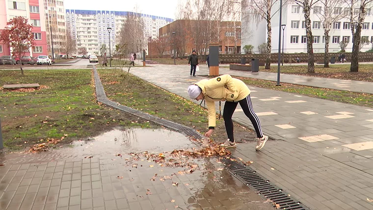 Нижнекамке пришлось самостоятельно спасать новый променад от затопления