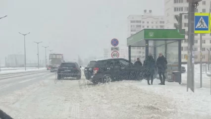 В Нижнекамске иномарка врезалась в остановку