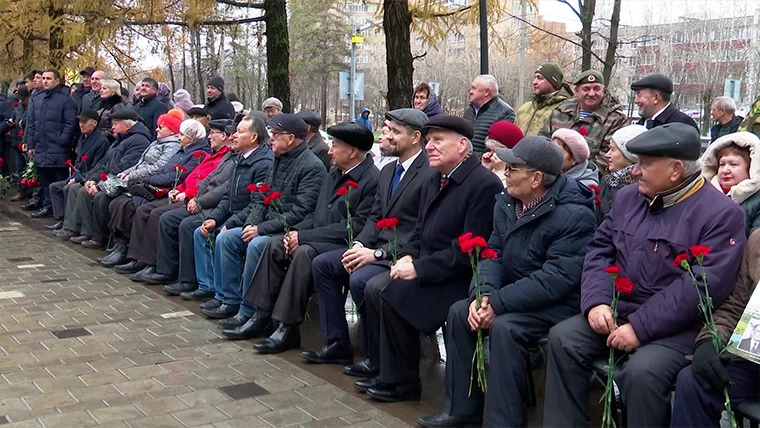 В Нижнекамске прошёл торжественный митинг ко дню рождения Евгения Королёва